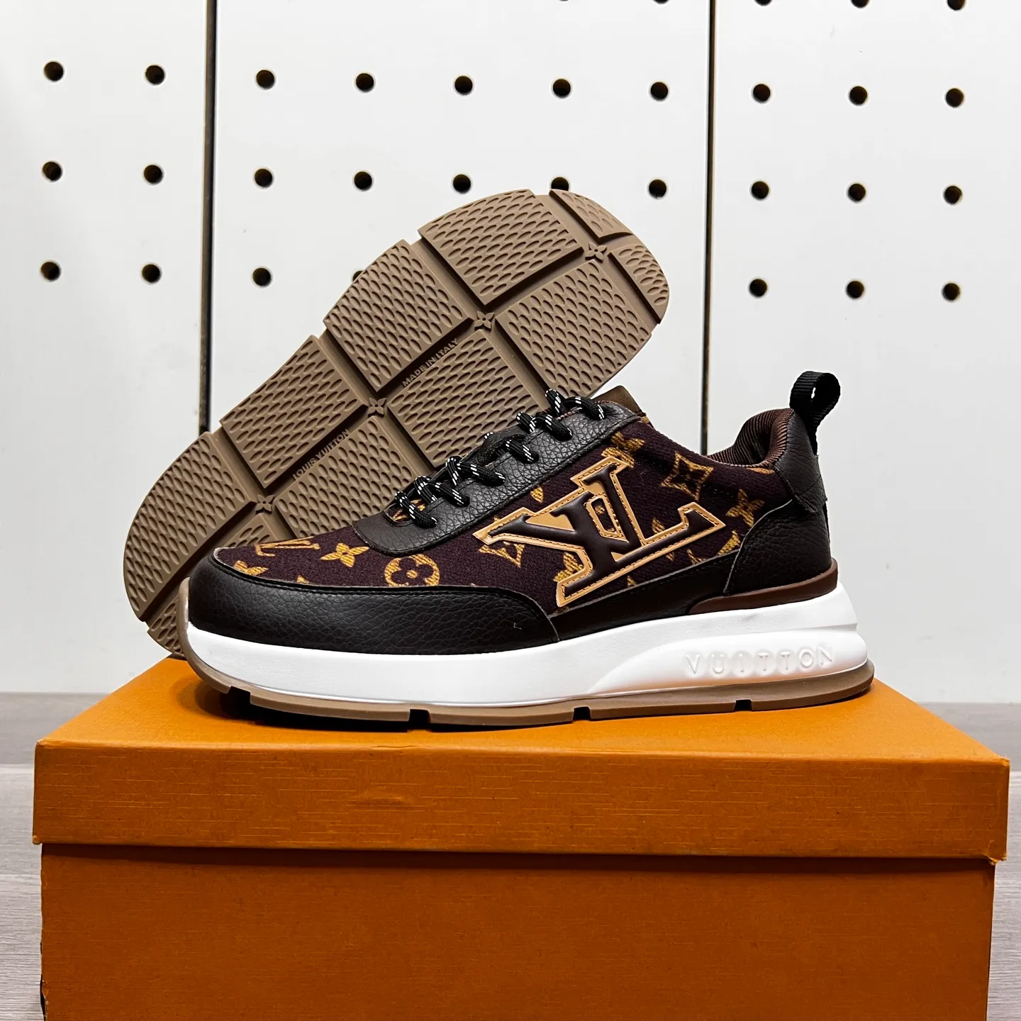 Factory price: 438💰LVZhe's new casual sports shoes for men👉 👉 Fashionable and versatile, 💞 simple and elegant style, 🔊 The fabric is made of imported cowhide with original fabric, ☑️Sheepskin feet inside, original wear-resistant rubber outsole, exclusive new style, actual shot, three colors available, code number: 38-44, (45 can be customized)